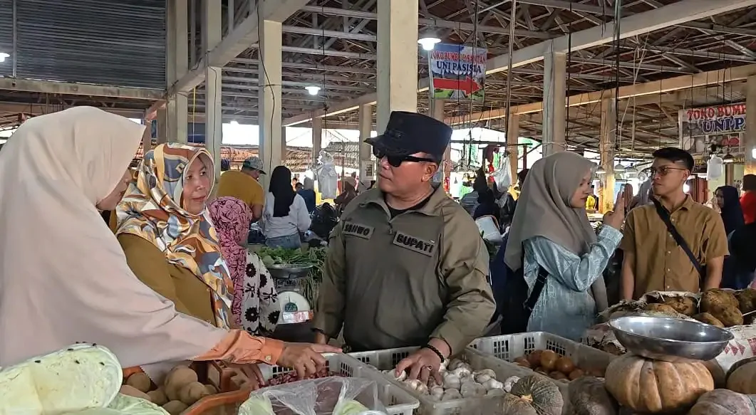 Sidak pasar tradisional di Kubu Raya oleh Bupati Sujiwo memastikan stok bahan pokok aman menjelang Imlek dan Ramadan