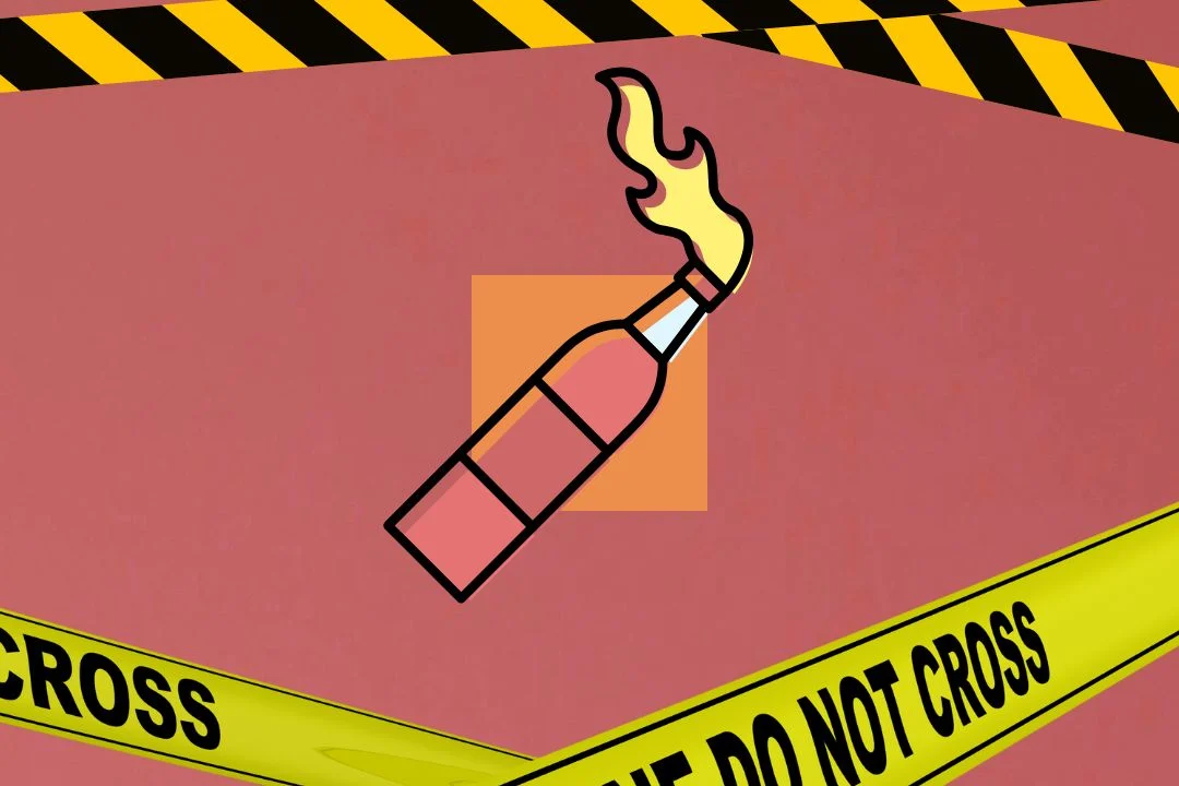 Polisi mengamankan lokasi dan tersangka diduga pelaku pelemparan bom molotov di SMPN 3 Sungai Raya, Kubu Raya.