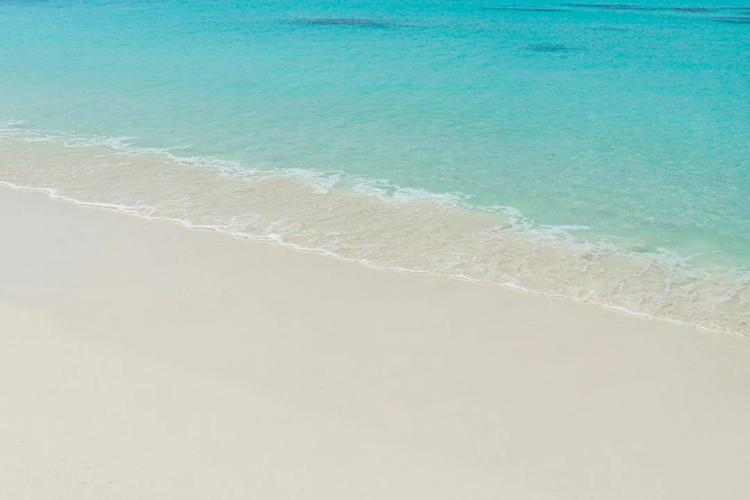 Pemandangan pantai berpasir putih dan laut jernih di Pulau Phu Quoc, Vietnam, yang dinobatkan sebagai pulau tercantik di Asia.