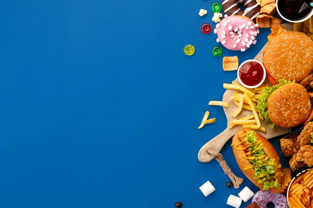 Ilustrasi berbagai makanan olahan dan cepat saji yang dapat meningkatkan risiko tekanan darah tinggi jika dikonsumsi berlebihan.