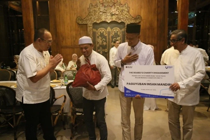                 Penyerahan santunan
diwakili oleh Pejabat Eksekutif Aestika Oryza Gunarto dan Komisaris Independen Hari Siaga Amijarso.    