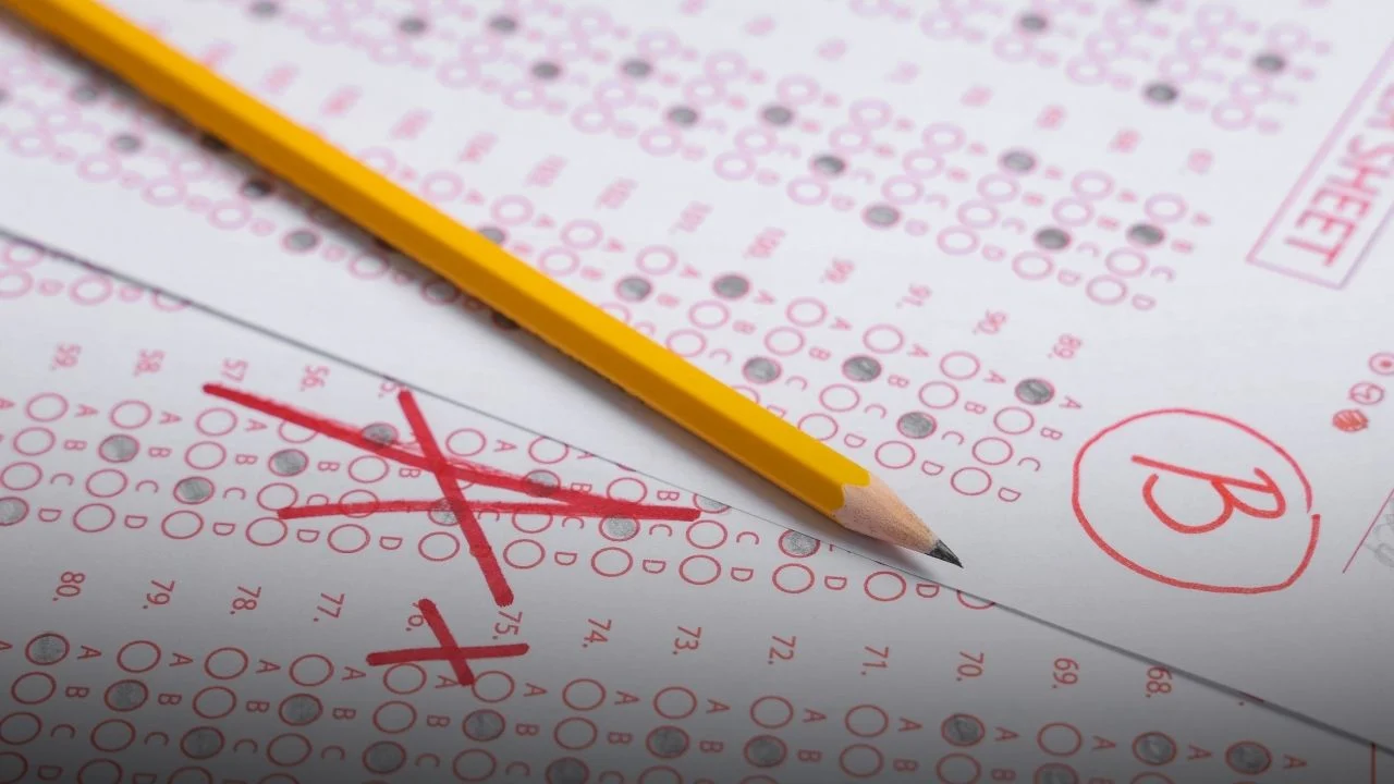 Ilustrasi mahasiswa menulis essay LPDP 2026 dengan ekspresi serius