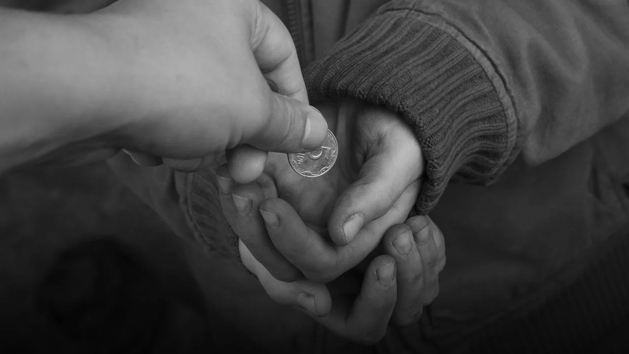 Ilustrasi umat Islam bersedekah di hari Jumat bulan Sya’ban