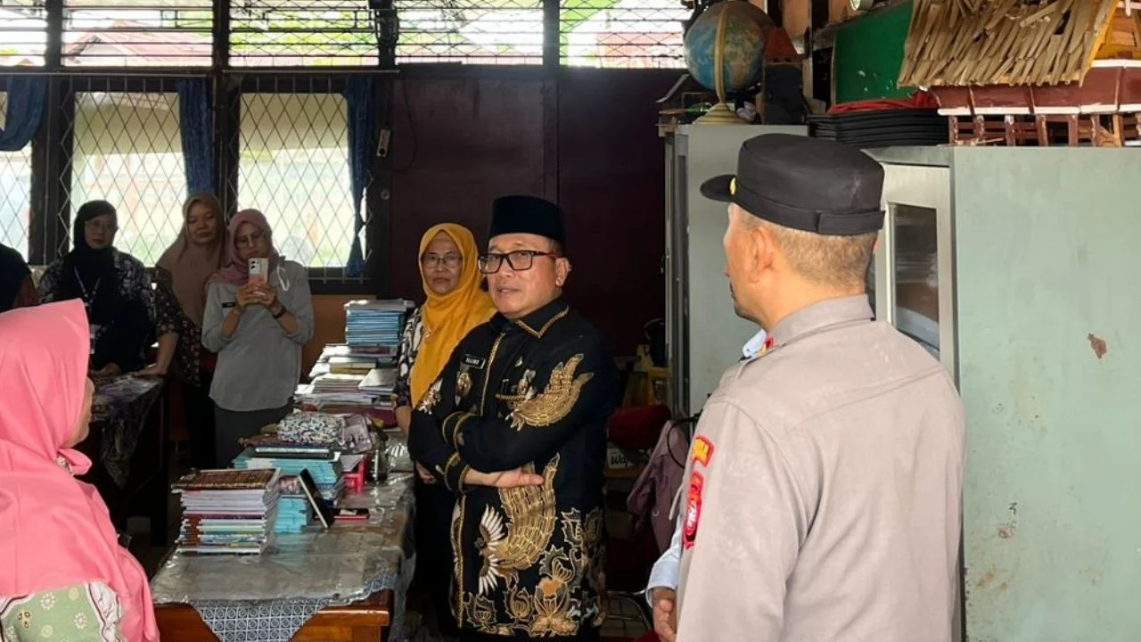 sujiwo saat melkukan kunjungan ke sekolahan SMP 3 Sungai Raya