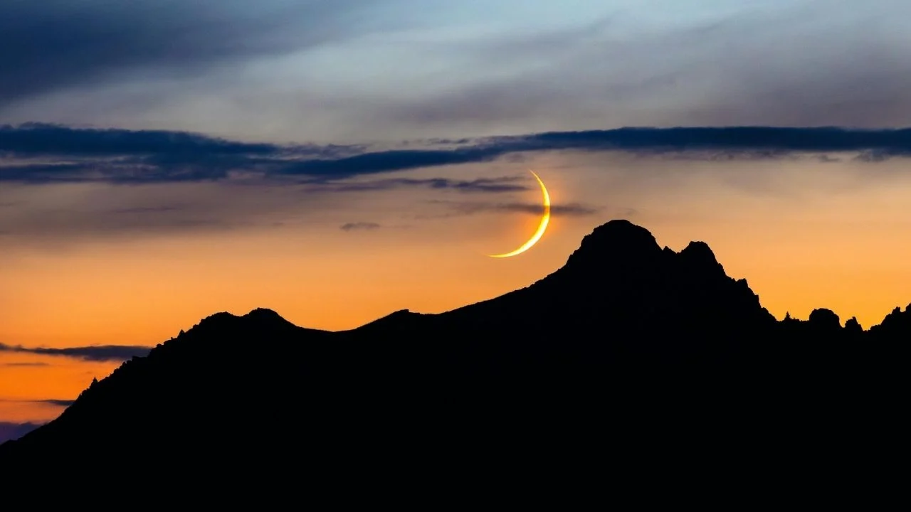 Tim rukyatul hilal pantau hilal awal Ramadan di salah satu lokasi di Indonesia sebagai dasar sidang isbat