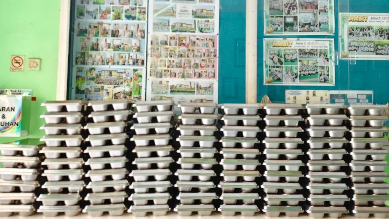 Ilustrasi distribusi makanan bergizi gratis sesuai jadwal MBG selama Ramadan