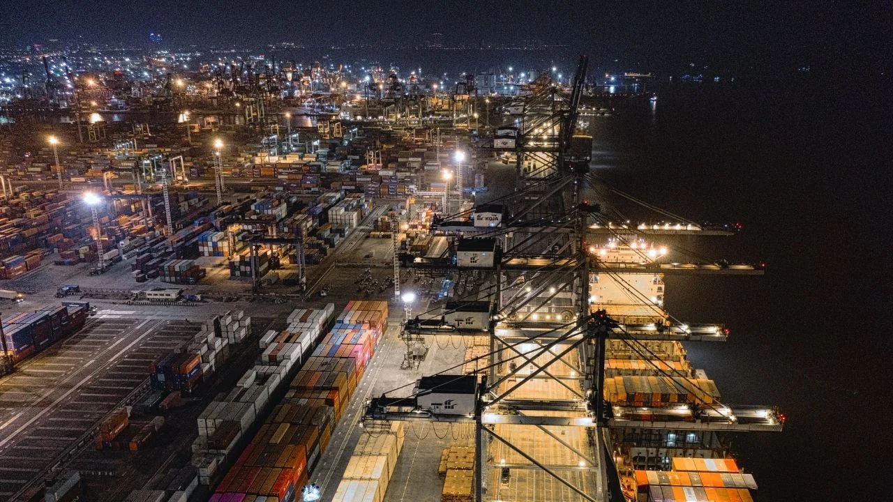 Ilustrasi importir di pelabuhan AS masih membayar tarif Trump meski telah dibatalkan Mahkamah Agung AS.