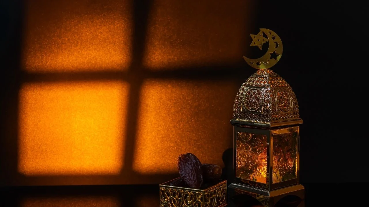 Ilustrasi malam Lailatul Qadar 2026 di sepuluh malam terakhir Ramadan 1447 Hijriah dengan suasana masjid penuh jamaah beribadah.