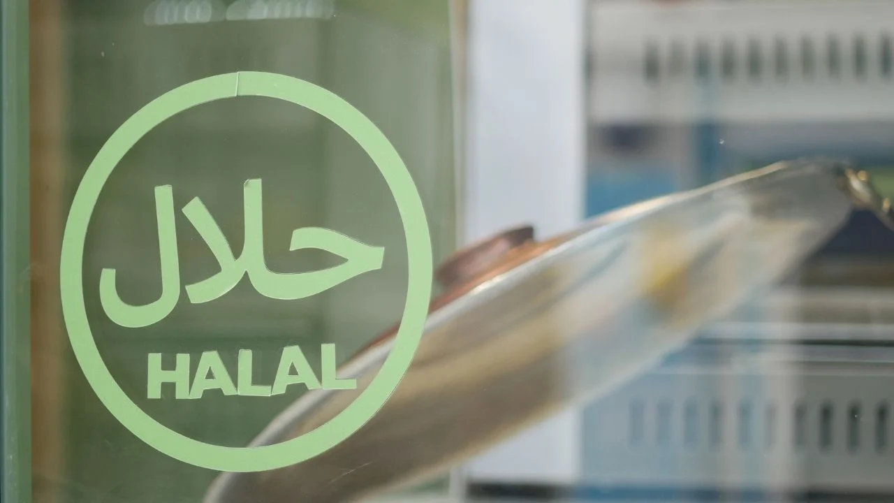 Ilustrasi sertifikat halal resmi di kemasan produk makanan
