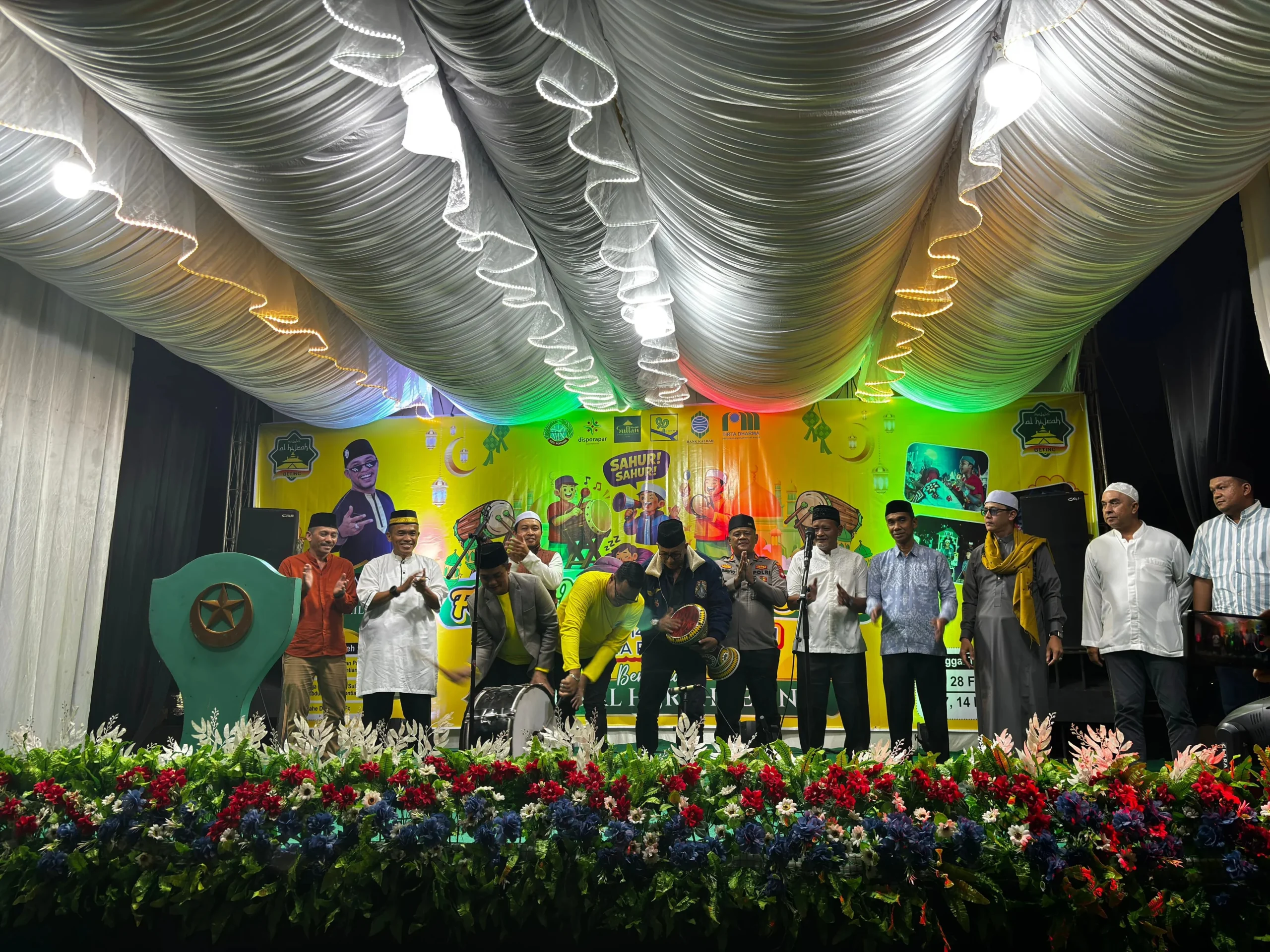 Suasana Festival Musik Bangun Sahur di tepi Sungai Kapuas Pontianak yang menampilkan musisi lokal