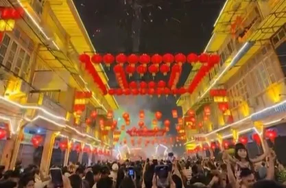 Kembang api spektakuler menghiasi langit malam perayaan imlek singkawang 2026