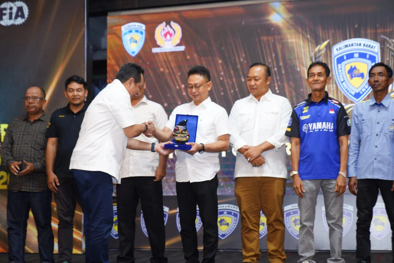 Wali Kota Pontianak Edi Rusdi Kamtono saat menerima penghargaan dari IMI Kalimantan Barat