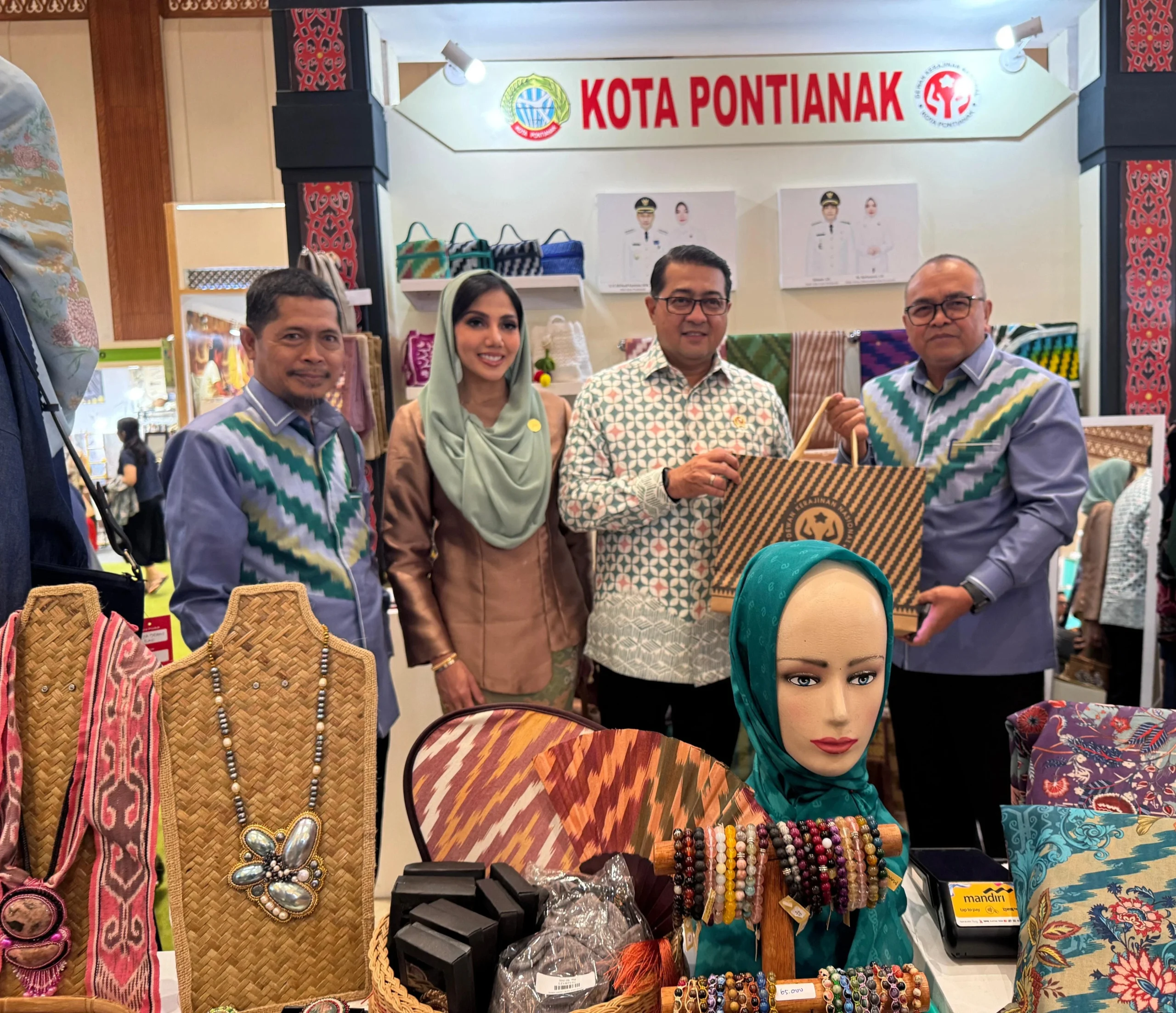 Pengunjung internasional melihat produk UMKM Pontianak di Paviliun Kalimantan Barat dalam pameran kerajinan terbesar se-Asia Tenggara.