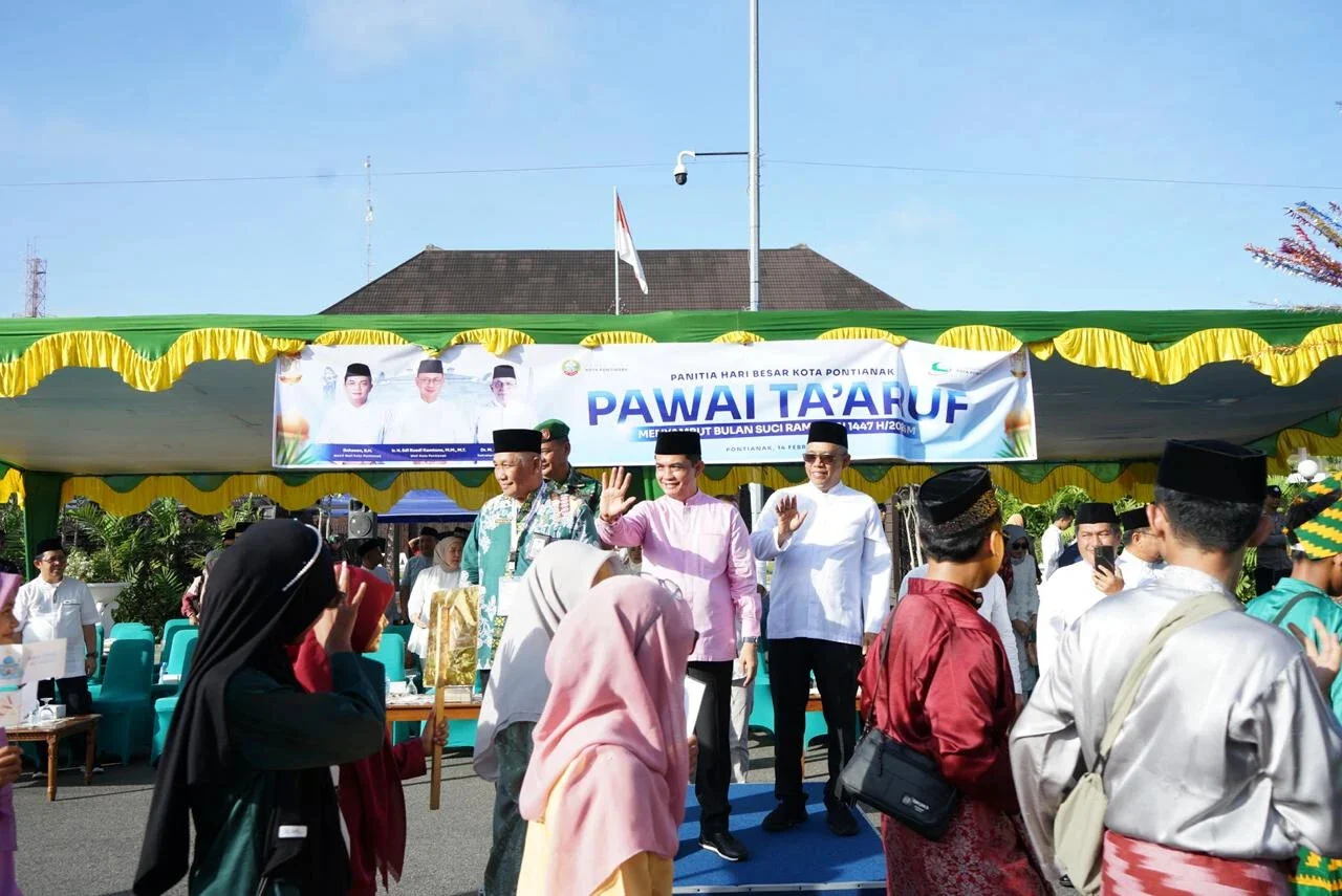 Suasana pawai keagamaan penuh semangat di jalan utama Kota Pontianak