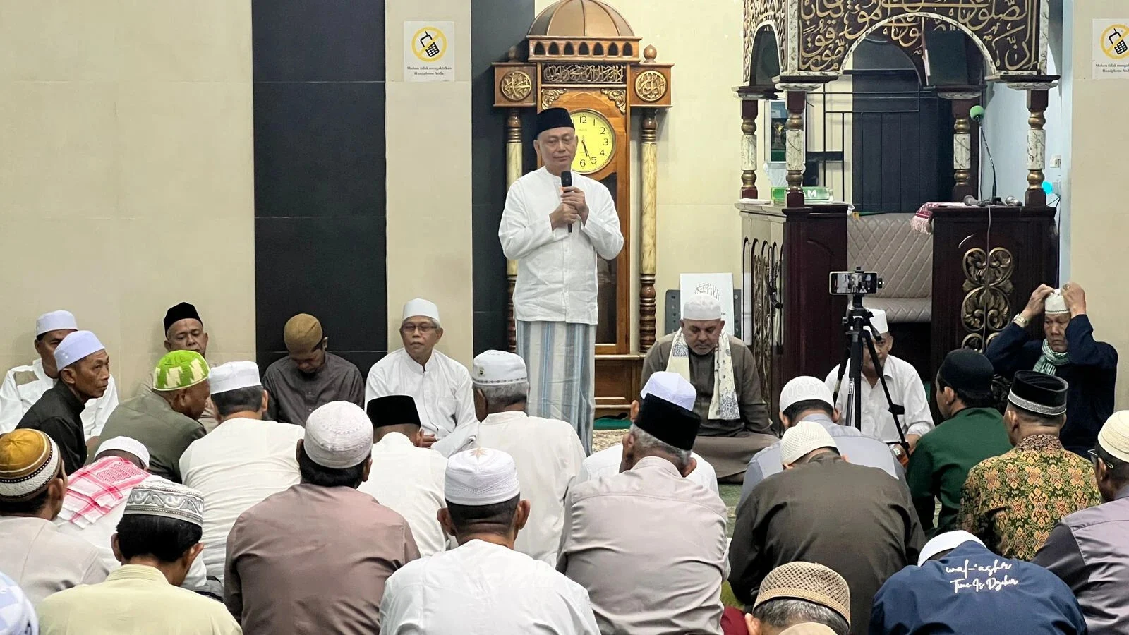 Wali Kota Pontianak menyampaikan sambutan tentang tantangan digitalisasi generasi muda saat Safari Ramadan