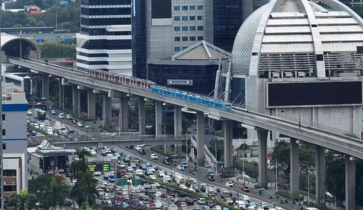 Penumpang LRT Jabodebek memadati peron stasiun saat jam sibuk pagi