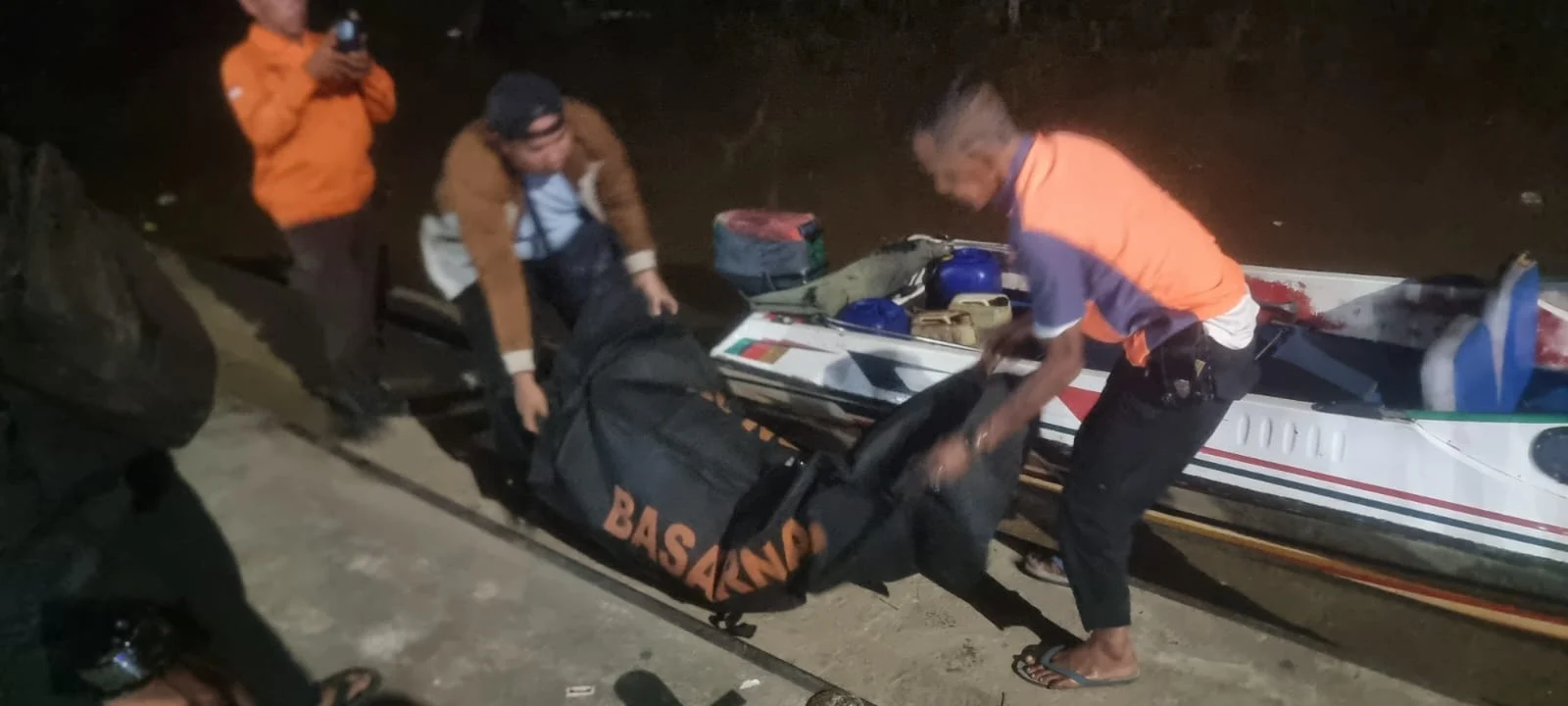 mengevakuasi jasad bayi laki-laki yang ditemukan mengapung di sungai Desa Tanjung Beringin, Kecamatan Batu Ampar, Kubu Raya.