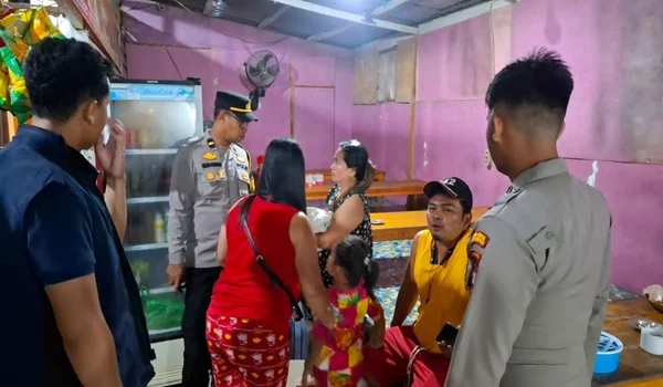 Polisi Polres Sekadau saat memberikan keterangan resmi terkait penemuan bayi laki-laki di Desa Bokak Sebumbun.