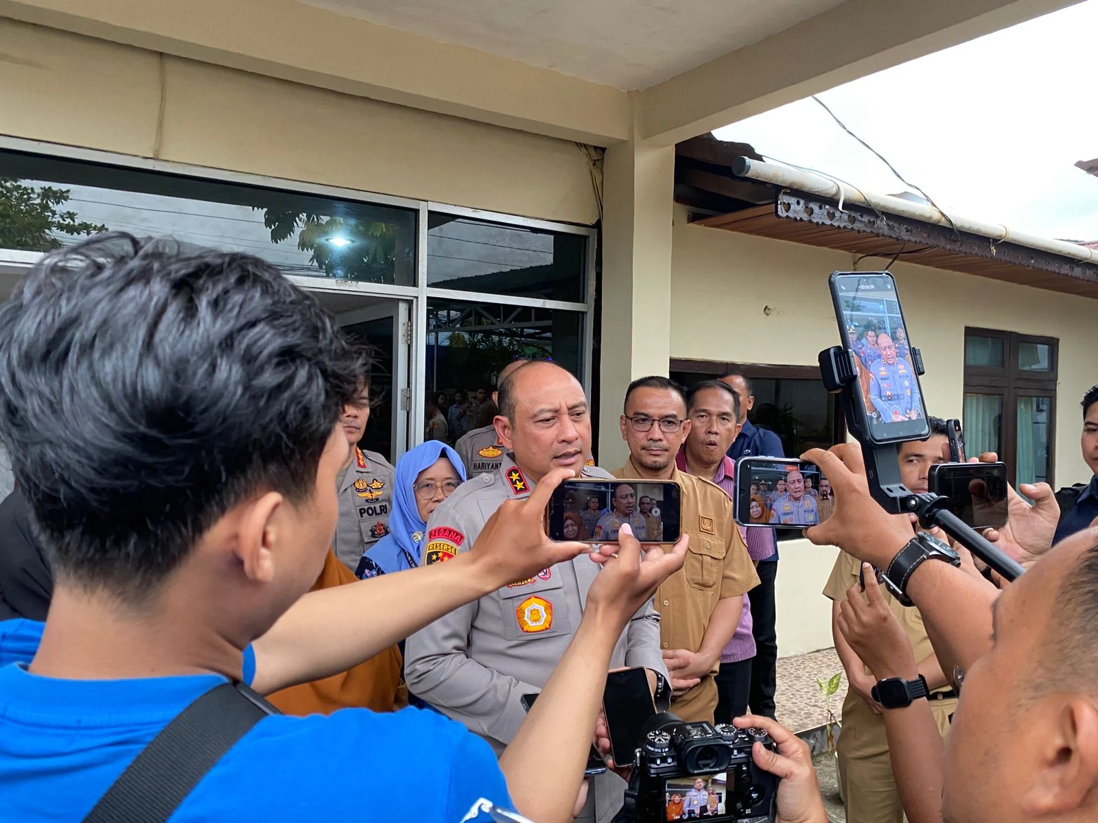 Kapolda Kalimantan Barat Irjen Pol Pipit Rismanto memberikan keterangan pers terkait kasus teror molotov di SMPN 3 Sungai Raya