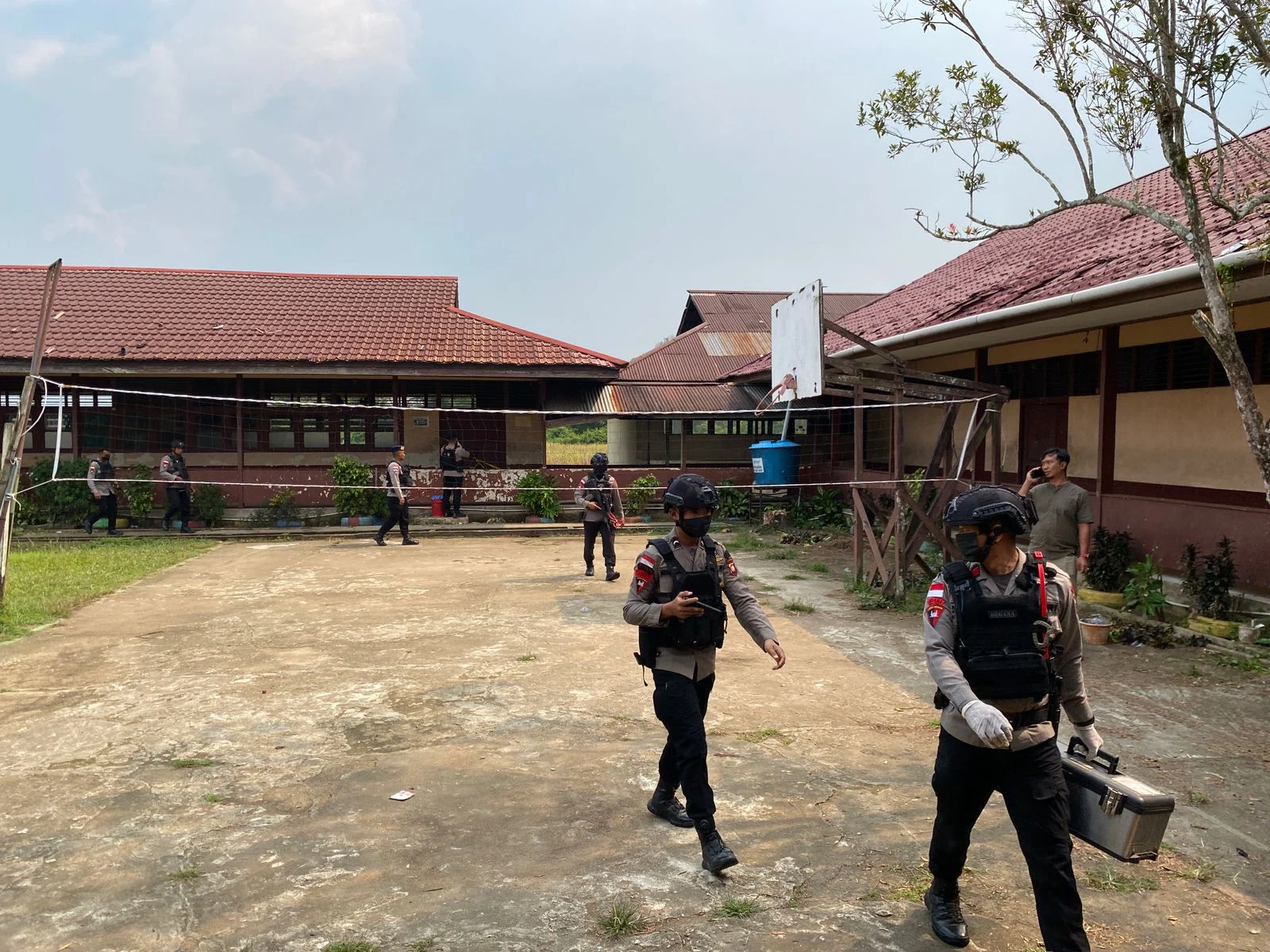 Suasana SMPN 3 Sungai Raya, Kubu Raya, setelah insiden pelemparan bom molotov yang diduga dipicu perundungan