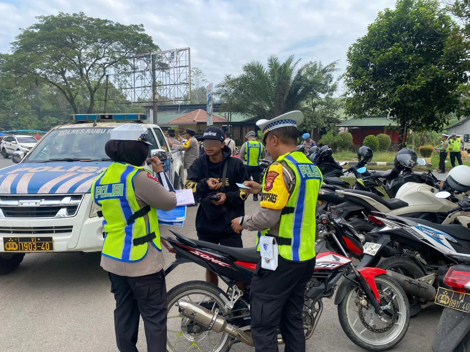 polisi memberikan edukasi keselamatan berkendara dalam Operasi Keselamatan Kapuas 2026