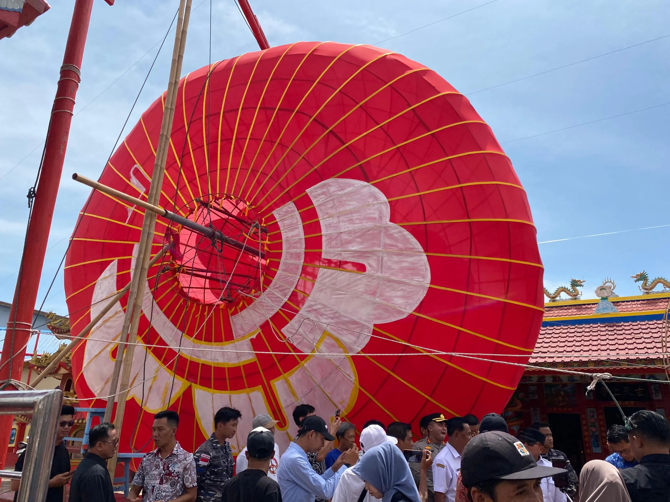 lampion raksasa di Vihara Tri Dharma Sungai Kakap menyambut Imlek