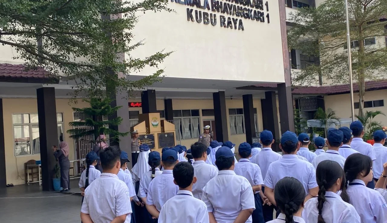 Satlantas Polres Kubu Raya berikan edukasi tertib lalu lintas kepada siswa SMP Kemala Bhayangkari 1 Sungai Raya