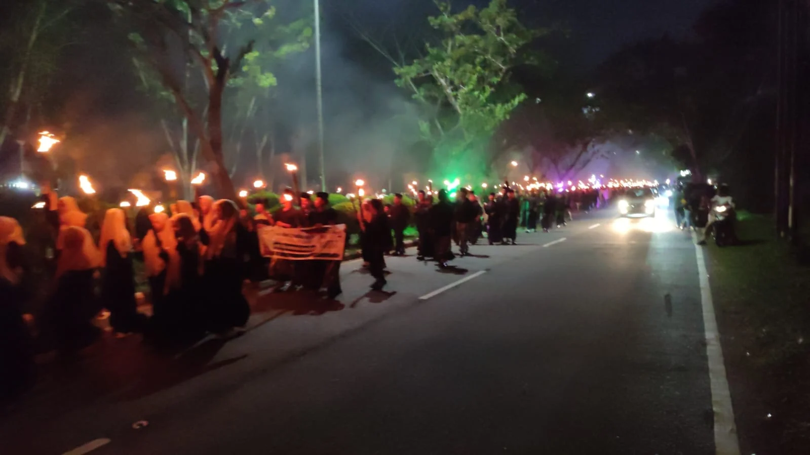 Ribuan peserta pawai obor menyala semarakkan malam menyambut Ramadan di Kubu Raya