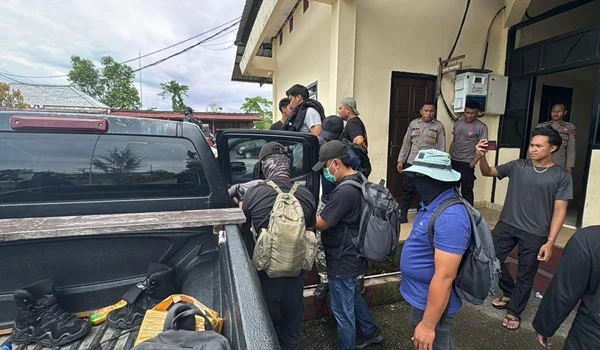 Tiga DPO Kelompok Kriminal Bersenjata (KKB) Yahukimo dipindahkan oleh Satgas Operasi Damai Cartenz dari wilayah Papua Pegunungan ke Polda Papua di Jayapura untuk menjalani proses hukum lebih lanjut. Pemindahan ini dilakukan pada Senin, 23 Februari 2026, dengan alasan keamanan dan profesionalisme penanganan penyidikan kasus yang melibatkan mereka. Ketiga anggota KKB yang dipindahkan itu adalah Homi Heluka, Enage Hiluka, dan Kotor Payage alias Kotoran Giban, yang sudah menjadi target pencarian aparat dan masuk daftar pencarian orang (DPO) karena dugaan keterlibatan mereka dalam berbagai aksi kriminal berat, termasuk pembakaran, penganiayaan, dan pembunuhan warga serta aparat keamanan. Proses pemindahan berjalan dengan pengawalan ketat oleh personel Satgas Damai Cartenz menggunakan jalur udara dari Dekai, Yahukimo ke Bandar Udara Sentani, Jayapura. Setibanya di Jayapura, ketiganya terlebih dahulu menjalani pemeriksaan kesehatan di Rumah Sakit Bhayangkara Tingkat II sebelum dibawa ke Direktorat Kriminal Umum Polda Papua untuk pemeriksaan dan pendalaman kasus lebih lanjut. Kasatgas Humas Operasi Damai Cartenz 2026, Kombes Pol. Yusuf Sutejo, mengatakan pemindahan ini dilakukan dengan mempertimbangkan aspek keamanan dan kelancaran proses hukum. “Pengiriman dilakukan agar proses penyidikan lanjutan dapat berjalan profesional dan sesuai ketentuan hukum yang berlaku,” ujar Yusuf kepada wartawan. Keterlibatan ketiga DPO ini dalam sejumlah kejadian kekerasan menjadi sorotan aparat penegak hukum. Misalnya, Homi Heluka diduga kuat terlibat dalam penembakan terhadap aparat seperti anggota Brimob serta pembakaran fasilitas umum dan kendaraan dinas di wilayah operasional KKB. Sementara Enage Hiluka dan Kotor Payage dihubungkan dengan tindak pidana kekerasan terhadap warga sipil serta percobaan pembunuhan dalam beberapa insiden yang terjadi sepanjang 2025 hingga awal 2026. Langkah pemindahan ini dinilai penting untuk mengoptimalkan proses hukum berjalan lebih cepat serta mengurangi potensi gangguan keamanan di wilayah Yahukimo, di mana konflik dengan KKB masih berlangsung. Aparat penegak hukum memastikan bahwa setelah pemeriksaan kesehatan selesai, ketiganya akan menghadapi pemeriksaan lanjutan untuk memperkuat bukti dugaan keterlibatan mereka sebelum memasuki tahap penyidikan formal. Pemindahan tiga DPO KKB ini juga menunjukkan sinergi antara aparat keamanan dan penegak hukum dalam menangani konflik bersenjata dan tindakan kriminalitas di beberapa wilayah Papua, termasuk Papua Pegunungan. Jajaran kepolisian menegaskan komitmen untuk menindak tegas setiap pelanggaran hukum, terutama yang mengancam keselamatan warga sipil dan aparat negara.