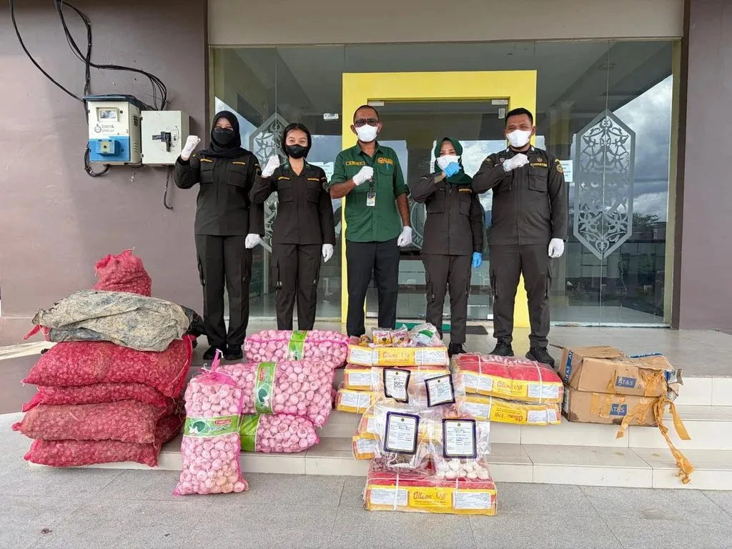 Petugas perbatasan Entikong sedang menyita pangan tanpa dokumen menjelang Ramadan