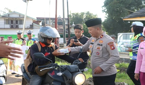 Polisi dan tokoh agama di Sekadau bagikan 100 takjil kepada pengendara Ramadan