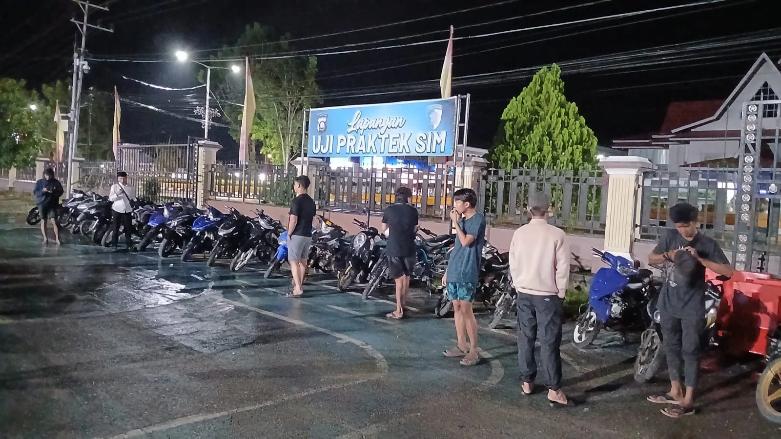 Polres Kapuas Hulu amankan 22 sepeda motor saat penertiban aksi balap liar dan knalpot brong di Putussibau pada 19 Februari 2026.