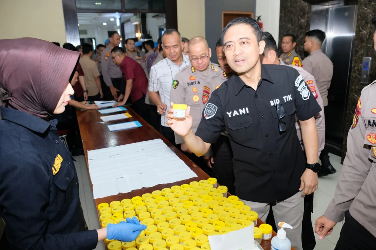 Polda Kalbar gelar tes urine mendadak pejabat utama dan pamen di Mapolda Kalbar