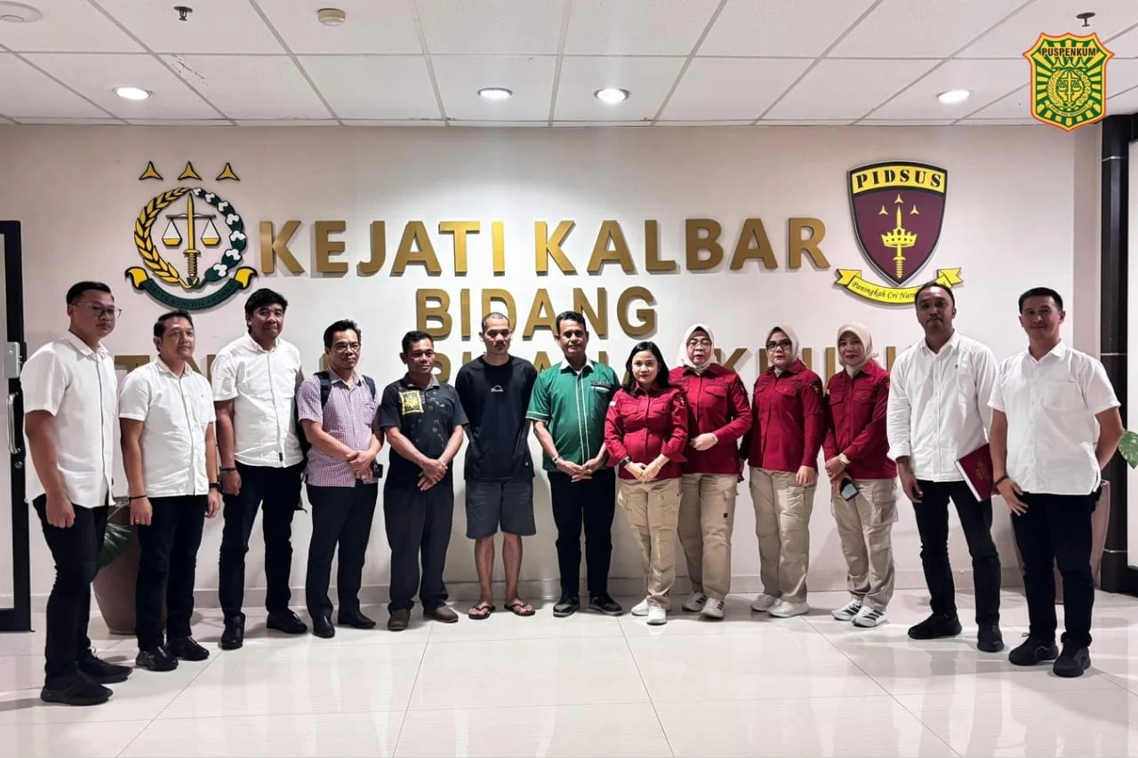 Petugas Ditreskrimsus Polda Kalbar serahkan berkas tersangka investasi bodong ke Kejaksaan Negeri Pontianak