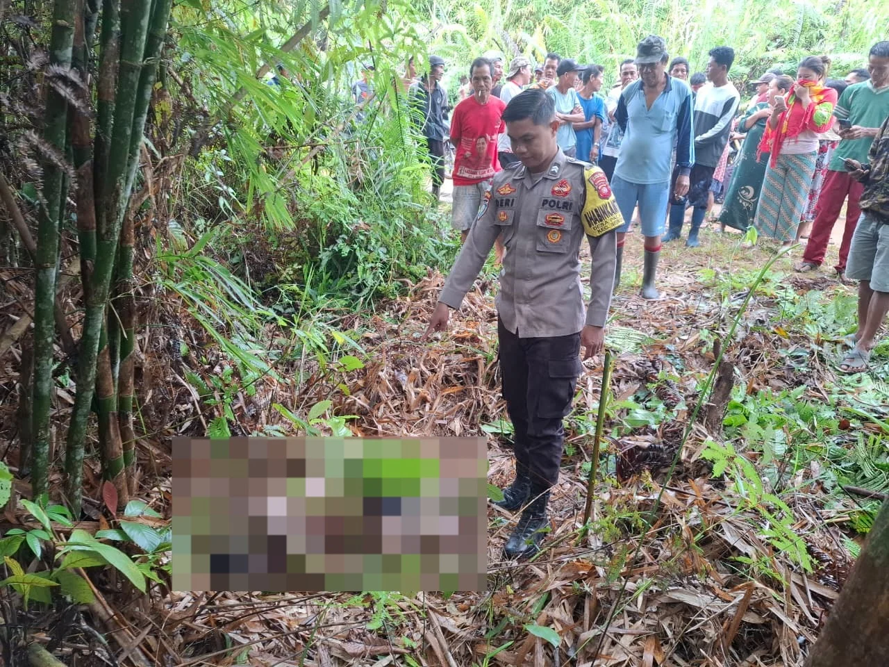 Sesosok jenazah laki-laki ditemukan tergeletak di tepi jalan poros Desa Menapar–Desa Bati, Kecamatan Seberuang Kapuas Hulu