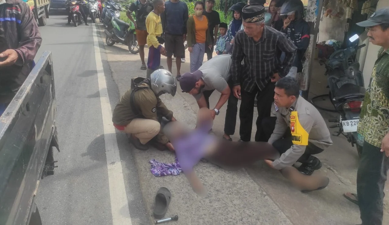 Pasutri lansia meninggal dunia setelah sepeda motor yang mereka kendarai menabrak truk mundur di Jalan Sultan Agung Rasau Jaya, Kubu Raya