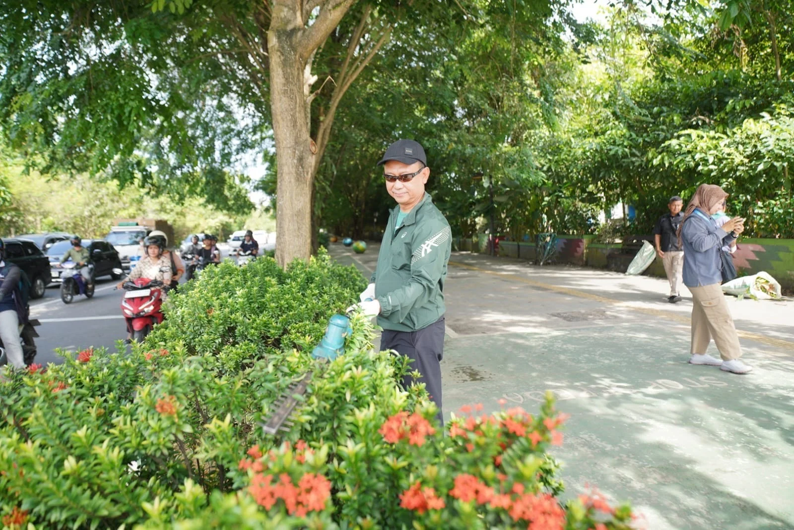 Wali Kota Pontianak Edi Rusdi Kamtono merapikan tanaman di trotoar sebagai bagian dari dukungan Gerakan Indonesia ASRI.