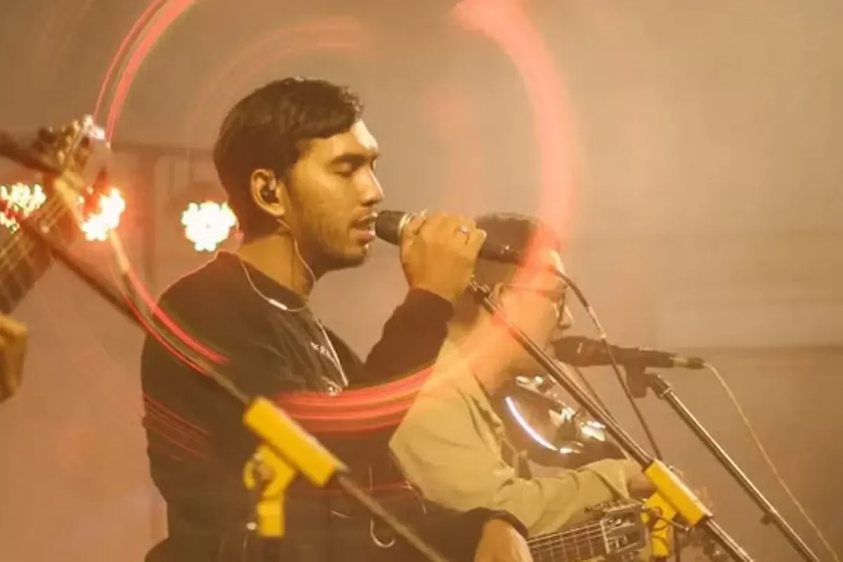 Vokalis Coffternoon Edwin Setia Raharja atau Wing saat tampil di Pontianak, Kalbar