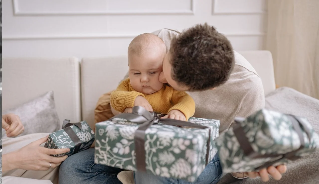 Ilustrasi bayi digendong saat acara keluarga Lebaran