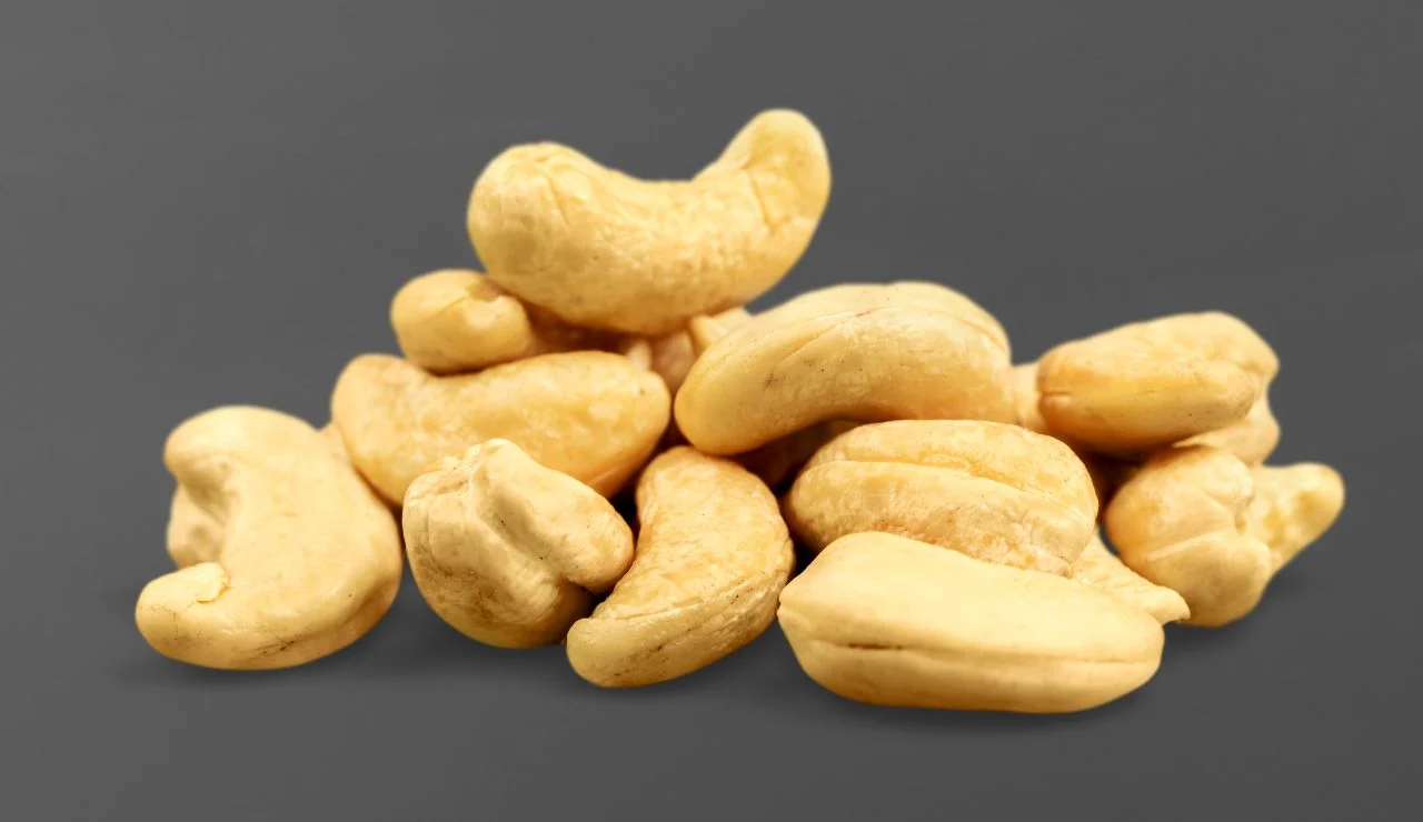 ilustrasi kacang mete dan kaitannya dengan jerawat