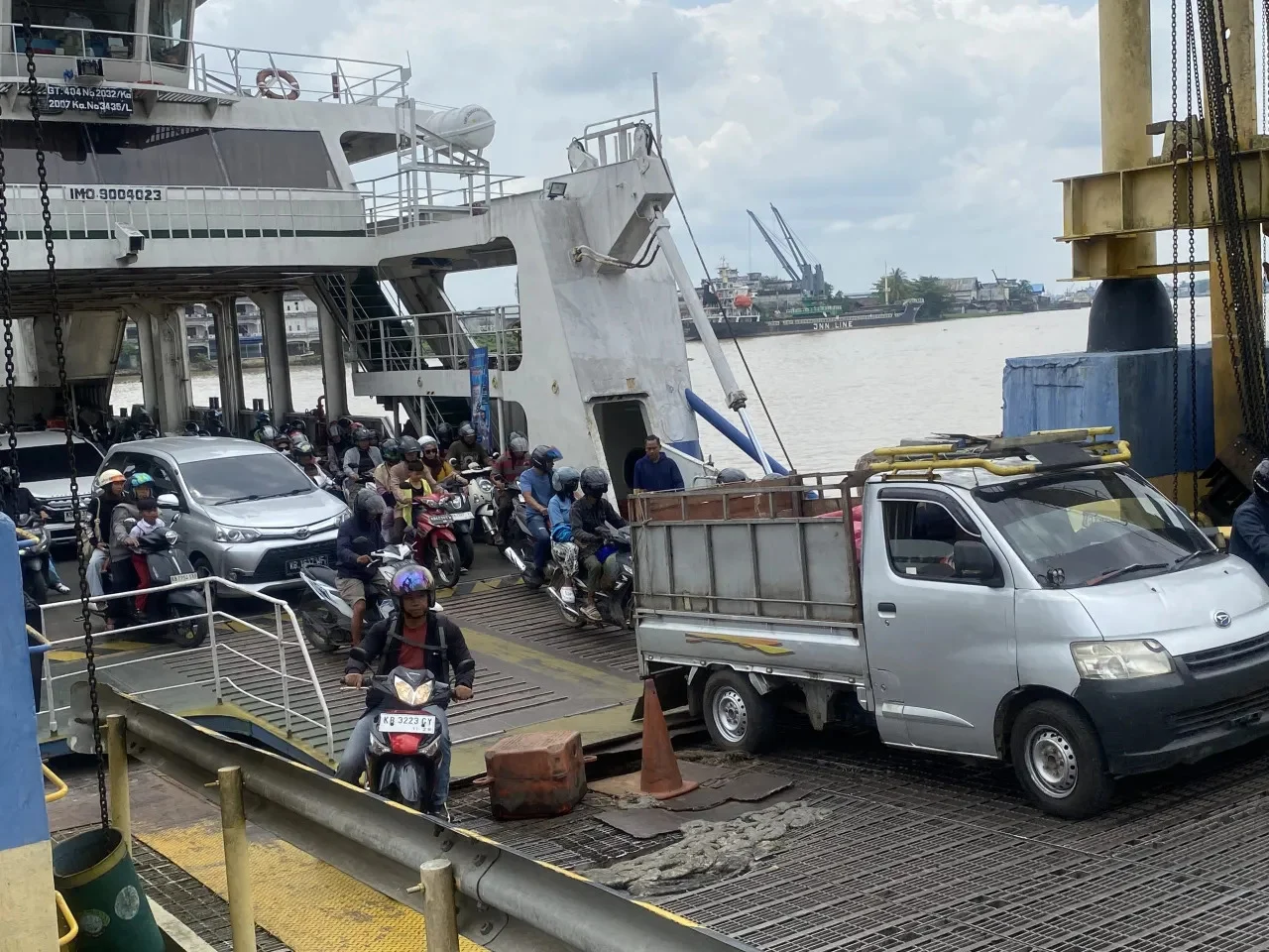 penutupan penyeberangan feri di Kalimantan Barat