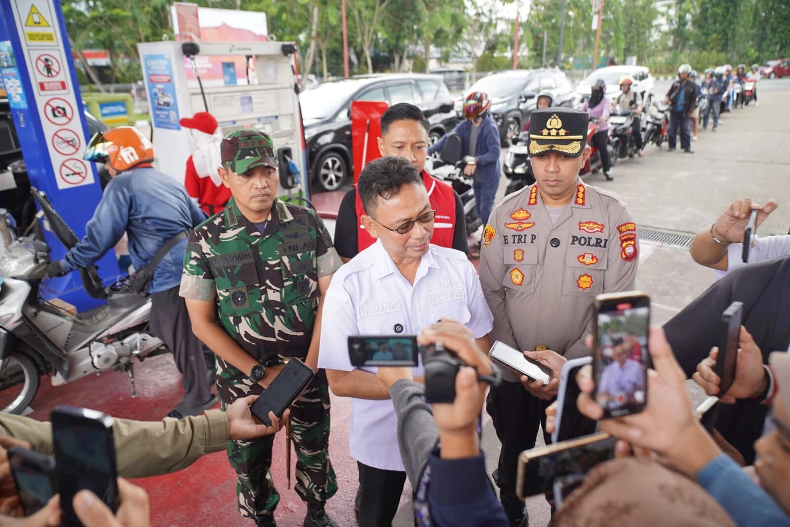 wali kota pontianak meninjau spbu memastikan stok bbm aman