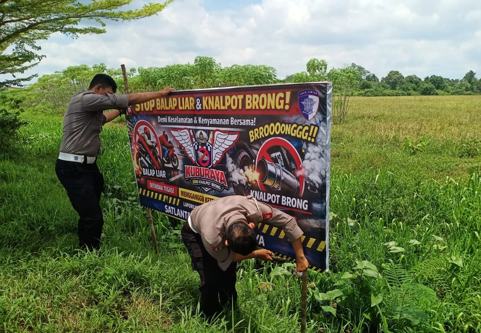 polisi pasang banner zero knalpot brong di arteri supadio kubu raya