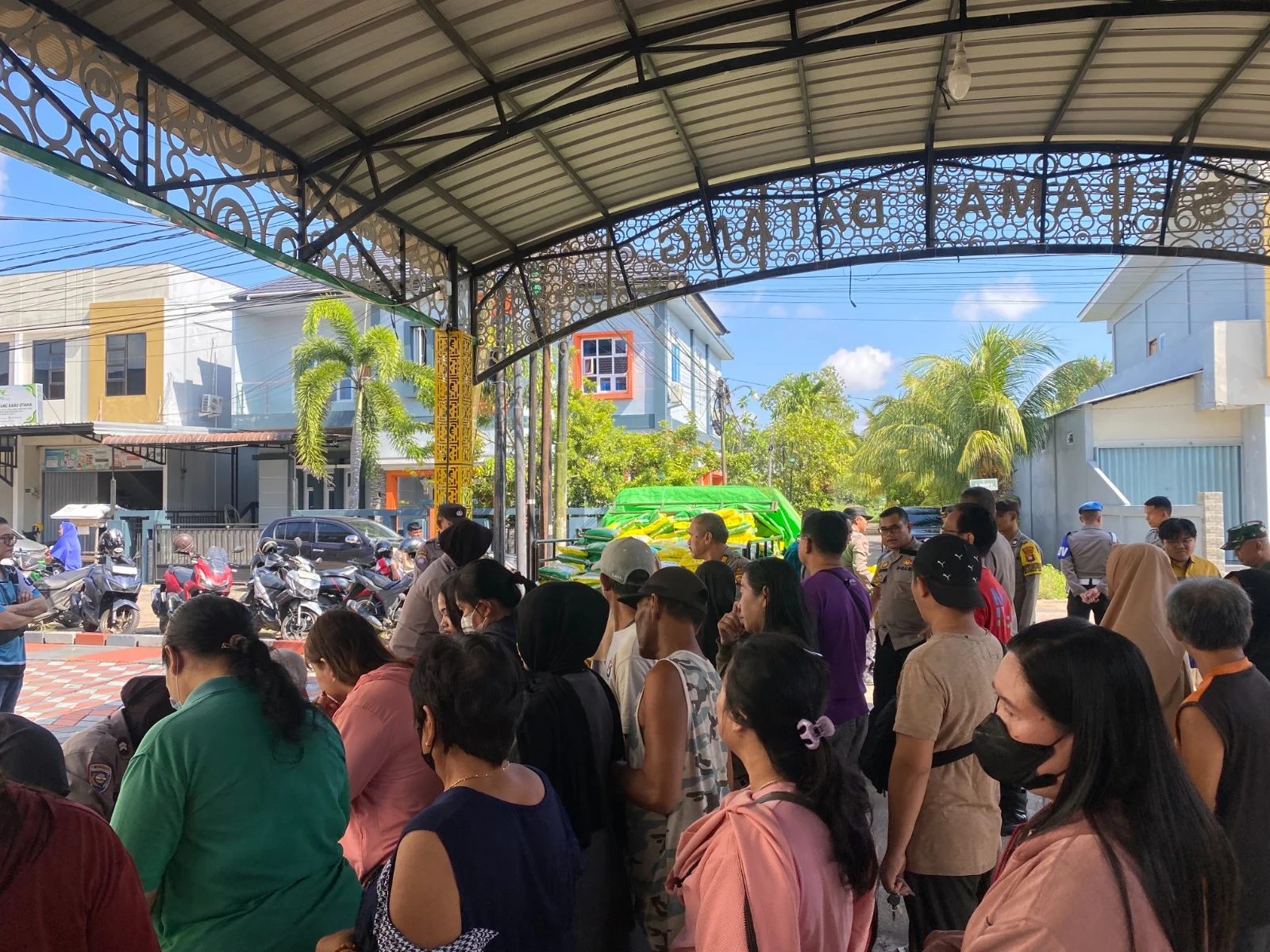 Antrean warga membeli bahan pangan murah di Sungai Raya