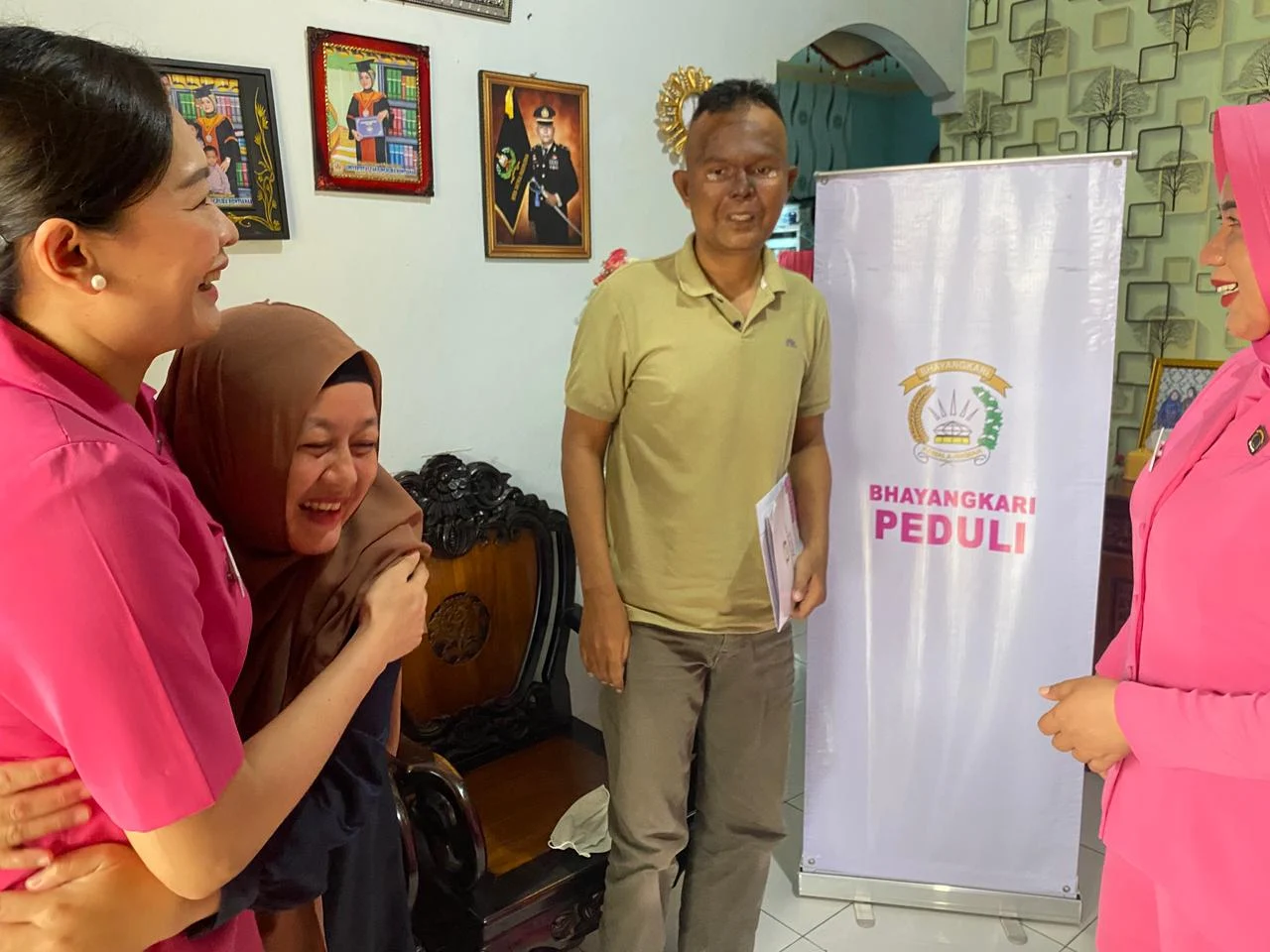 Momen haru kunjungan Bhayangkari kepada anggota Polri