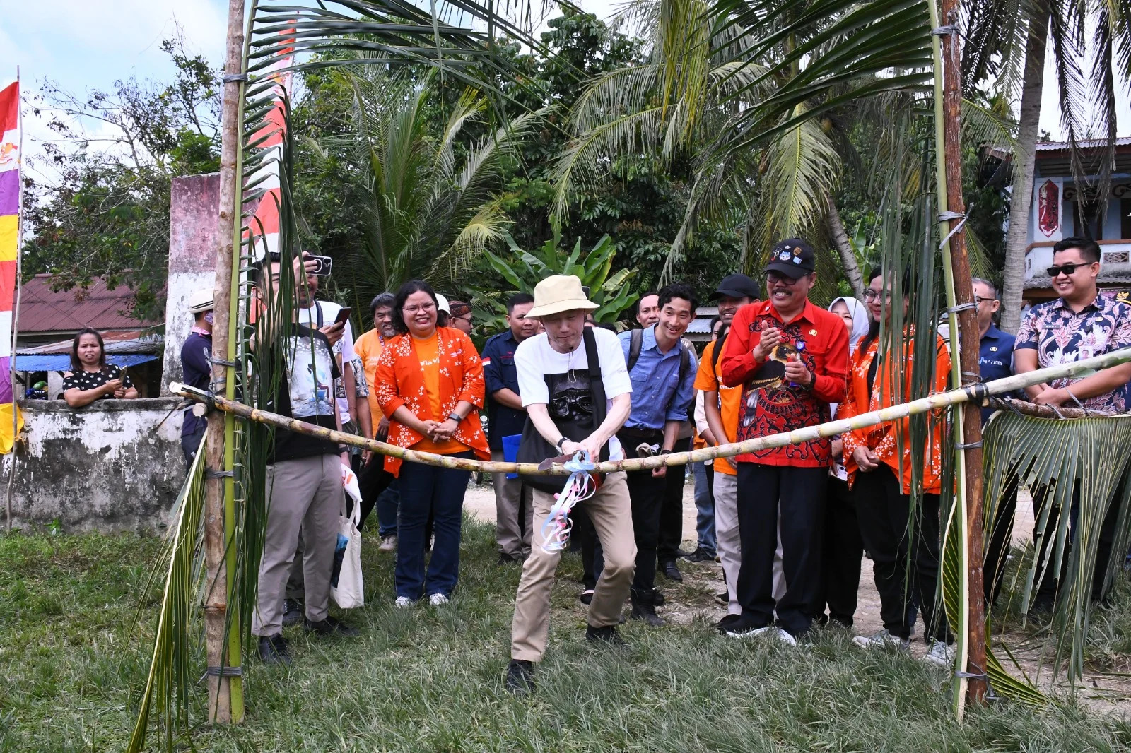 Sekda Sintang menghadiri serah terima pembangunan toilet sekolah di Sepauk
