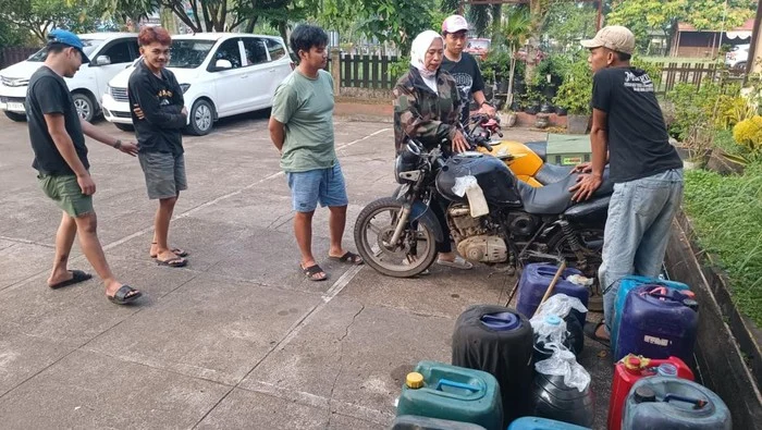 Polisi mengamankan pelaku penyalahgunaan BBM subsidi di Pontianak