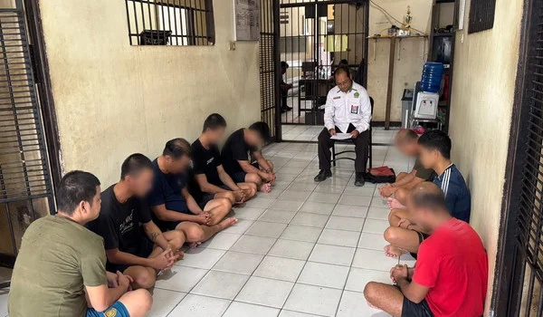 Tahanan Rutan Polres Sekadau mengikuti Binrohtal dengan khusyuk