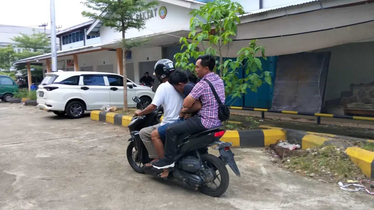 penipuan COD handphone di Pontianak Utara dengan modus meminta transfer uang sebelum barang diserahkan.