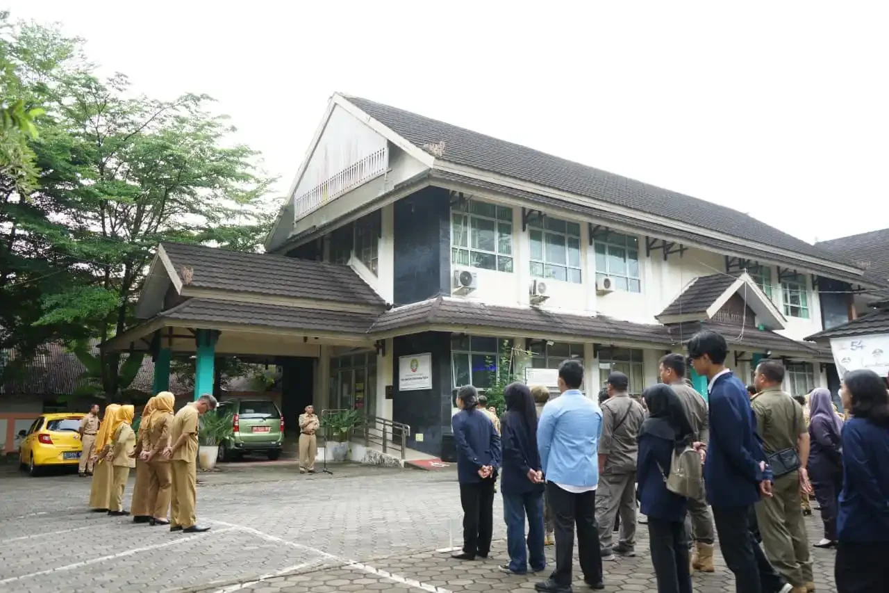 Sekda Pontianak Amirullah memberikan arahan kepada ASN tentang pentingnya kerja tim